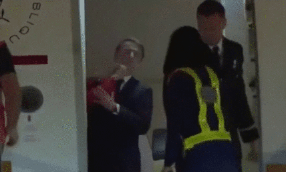 Brigitte Macron gifle-t-elle son mari ? Une séquence intrigue et enflamme les réseaux sociaux