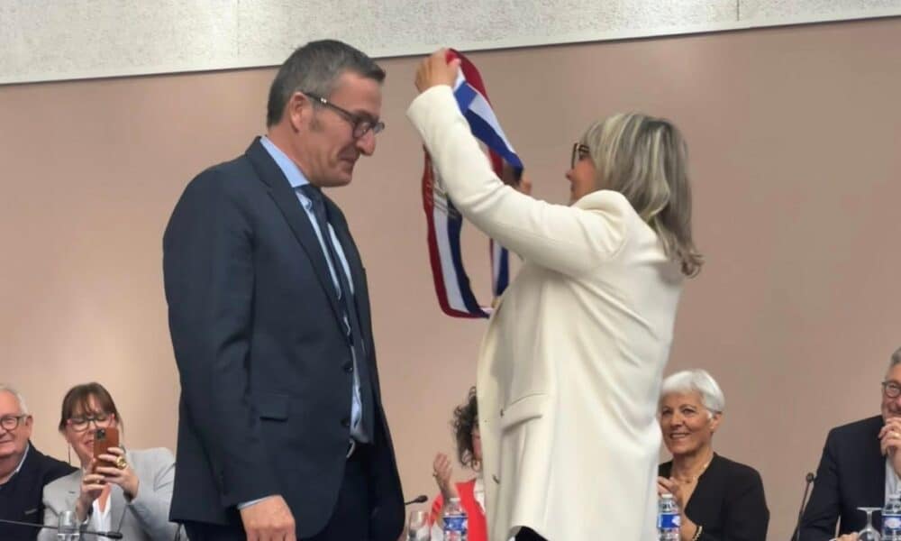 Quelques jours après le premier tour remporté de justesse, une requête en annulation a été déposée devant le tribunal administratif de Montpellier. Les requérants dénoncent une série de manquements précis qui, selon eux, ont pu influencer un scrutin joué à 135 voix. À Frontignan, le résultat des municipales ne marque pas la fin du processus électoral. Deux requérants, à la fois candidats et électeurs, ont saisi le tribunal administratif afin de contester la validité du scrutin du 15 mars, remporté dès le premier tour par la liste conduite par Michel Arrouy. Leur argumentation repose d’abord sur le contexte même de l’élection. L’écart de 135 voix ayant permis de franchir la majorité absolue est au cœur de la démarche. Dans une telle configuration, ils estiment que toute irrégularité, même limitée, est susceptible d’avoir modifié l’issue du vote. Le premier grief concerne la diffusion d’un message à caractère électoral en période interdite. Le 14 mars au matin, soit la veille du scrutin, une publication relayant le bulletin de vote de la liste Arrouy accompagnée d’une incitation explicite à l’utiliser aurait été diffusée en ligne. Ce type de communication, intervenant dans une période où toute propagande est proscrite, est présenté comme une atteinte directe aux règles encadrant la fin de campagne. Le second point porte sur l’intervention d’une agente publique dans la campagne. Une directrice d’établissement scolaire serait apparue dans une vidéo de soutien à la liste sortante en mentionnant sa fonction. Les requérants considèrent que cette prise de position publique, associée à une autorité professionnelle, contrevient à l’obligation de réserve et est susceptible d’influencer un public élargi, notamment des familles et des électeurs concernés par l’établissement. Le recours évoque également le maintien d’affichages électoraux visibles pendant la période d’interdiction. Des supports de campagne seraient restés exposés le 14 mars, notamment sur la place Jean Jaurès et dans des locaux identifiés, à un moment où la visibilité de ces messages aurait été renforcée par l’affluence liée au marché hebdomadaire. Un quatrième élément concerne la configuration du local de campagne. Les requérants décrivent un dispositif de communication visible depuis l’espace public, combinant affiches, signalétique et éléments graphiques à caractère politique, maintenus au-delà de la période autorisée. Cette présence visuelle continue est présentée comme une forme de propagande indirecte. Le cinquième grief porte sur l’utilisation d’une association présentée comme citoyenne. Selon les éléments avancés, cette structure aurait été mobilisée pour soutenir la majorité sortante, organiser des réunions et contribuer à la construction du projet municipal. Le fait que son siège corresponde à celui du local de campagne est mis en avant pour illustrer une possible confusion entre activité associative et action électorale. Enfin, les requérants dénoncent l’utilisation d’événements publics à des fins de communication politique. Des prises de parole lors de cérémonies ou de rassemblements organisés avec des moyens publics auraient permis de valoriser le bilan et de présenter des perspectives, à proximité immédiate du scrutin. Une pratique jugée contraire au principe d’égalité entre les candidats. Dans leur communiqué, les requérants résument leur démarche autour de quatre axes. Ils évoquent des communications électorales en période interdite, l’usage de moyens susceptibles de rompre l’égalité entre candidats, le détournement d’une structure associative à des fins politiques, ainsi que des actions pouvant influencer le vote en dehors du cadre légal. L’ensemble de ces éléments a été consigné dans un procès-verbal de commissaire de justice et transmis à la juridiction administrative. Les requérants indiquent agir dans une logique de respect du droit électoral et affirment faire confiance à la justice pour apprécier l’impact de ces faits sur la sincérité du scrutin. Le dossier est désormais entre les mains du tribunal administratif de Montpellier. Au regard du faible écart de voix, la question posée est simple mais déterminante. Ces irrégularités ont-elles pu, seules ou cumulées, influencer le résultat de l’élection.