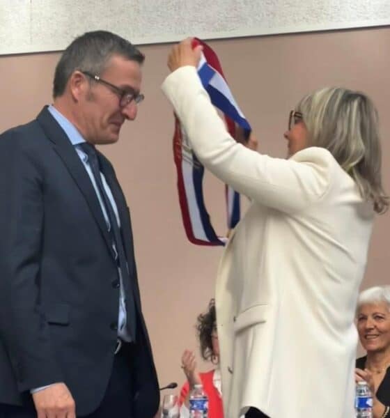 Quelques jours après le premier tour remporté de justesse, une requête en annulation a été déposée devant le tribunal administratif de Montpellier. Les requérants dénoncent une série de manquements précis qui, selon eux, ont pu influencer un scrutin joué à 135 voix. À Frontignan, le résultat des municipales ne marque pas la fin du processus électoral. Deux requérants, à la fois candidats et électeurs, ont saisi le tribunal administratif afin de contester la validité du scrutin du 15 mars, remporté dès le premier tour par la liste conduite par Michel Arrouy. Leur argumentation repose d’abord sur le contexte même de l’élection. L’écart de 135 voix ayant permis de franchir la majorité absolue est au cœur de la démarche. Dans une telle configuration, ils estiment que toute irrégularité, même limitée, est susceptible d’avoir modifié l’issue du vote. Le premier grief concerne la diffusion d’un message à caractère électoral en période interdite. Le 14 mars au matin, soit la veille du scrutin, une publication relayant le bulletin de vote de la liste Arrouy accompagnée d’une incitation explicite à l’utiliser aurait été diffusée en ligne. Ce type de communication, intervenant dans une période où toute propagande est proscrite, est présenté comme une atteinte directe aux règles encadrant la fin de campagne. Le second point porte sur l’intervention d’une agente publique dans la campagne. Une directrice d’établissement scolaire serait apparue dans une vidéo de soutien à la liste sortante en mentionnant sa fonction. Les requérants considèrent que cette prise de position publique, associée à une autorité professionnelle, contrevient à l’obligation de réserve et est susceptible d’influencer un public élargi, notamment des familles et des électeurs concernés par l’établissement. Le recours évoque également le maintien d’affichages électoraux visibles pendant la période d’interdiction. Des supports de campagne seraient restés exposés le 14 mars, notamment sur la place Jean Jaurès et dans des locaux identifiés, à un moment où la visibilité de ces messages aurait été renforcée par l’affluence liée au marché hebdomadaire. Un quatrième élément concerne la configuration du local de campagne. Les requérants décrivent un dispositif de communication visible depuis l’espace public, combinant affiches, signalétique et éléments graphiques à caractère politique, maintenus au-delà de la période autorisée. Cette présence visuelle continue est présentée comme une forme de propagande indirecte. Le cinquième grief porte sur l’utilisation d’une association présentée comme citoyenne. Selon les éléments avancés, cette structure aurait été mobilisée pour soutenir la majorité sortante, organiser des réunions et contribuer à la construction du projet municipal. Le fait que son siège corresponde à celui du local de campagne est mis en avant pour illustrer une possible confusion entre activité associative et action électorale. Enfin, les requérants dénoncent l’utilisation d’événements publics à des fins de communication politique. Des prises de parole lors de cérémonies ou de rassemblements organisés avec des moyens publics auraient permis de valoriser le bilan et de présenter des perspectives, à proximité immédiate du scrutin. Une pratique jugée contraire au principe d’égalité entre les candidats. Dans leur communiqué, les requérants résument leur démarche autour de quatre axes. Ils évoquent des communications électorales en période interdite, l’usage de moyens susceptibles de rompre l’égalité entre candidats, le détournement d’une structure associative à des fins politiques, ainsi que des actions pouvant influencer le vote en dehors du cadre légal. L’ensemble de ces éléments a été consigné dans un procès-verbal de commissaire de justice et transmis à la juridiction administrative. Les requérants indiquent agir dans une logique de respect du droit électoral et affirment faire confiance à la justice pour apprécier l’impact de ces faits sur la sincérité du scrutin. Le dossier est désormais entre les mains du tribunal administratif de Montpellier. Au regard du faible écart de voix, la question posée est simple mais déterminante. Ces irrégularités ont-elles pu, seules ou cumulées, influencer le résultat de l’élection.