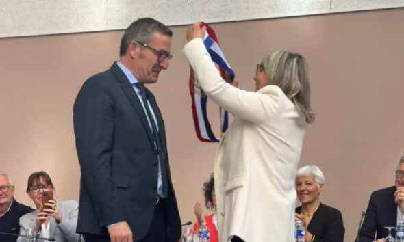 Quelques jours après le premier tour remporté de justesse, une requête en annulation a été déposée devant le tribunal administratif de Montpellier. Les requérants dénoncent une série de manquements précis qui, selon eux, ont pu influencer un scrutin joué à 135 voix. À Frontignan, le résultat des municipales ne marque pas la fin du processus électoral. Deux requérants, à la fois candidats et électeurs, ont saisi le tribunal administratif afin de contester la validité du scrutin du 15 mars, remporté dès le premier tour par la liste conduite par Michel Arrouy. Leur argumentation repose d’abord sur le contexte même de l’élection. L’écart de 135 voix ayant permis de franchir la majorité absolue est au cœur de la démarche. Dans une telle configuration, ils estiment que toute irrégularité, même limitée, est susceptible d’avoir modifié l’issue du vote. Le premier grief concerne la diffusion d’un message à caractère électoral en période interdite. Le 14 mars au matin, soit la veille du scrutin, une publication relayant le bulletin de vote de la liste Arrouy accompagnée d’une incitation explicite à l’utiliser aurait été diffusée en ligne. Ce type de communication, intervenant dans une période où toute propagande est proscrite, est présenté comme une atteinte directe aux règles encadrant la fin de campagne. Le second point porte sur l’intervention d’une agente publique dans la campagne. Une directrice d’établissement scolaire serait apparue dans une vidéo de soutien à la liste sortante en mentionnant sa fonction. Les requérants considèrent que cette prise de position publique, associée à une autorité professionnelle, contrevient à l’obligation de réserve et est susceptible d’influencer un public élargi, notamment des familles et des électeurs concernés par l’établissement. Le recours évoque également le maintien d’affichages électoraux visibles pendant la période d’interdiction. Des supports de campagne seraient restés exposés le 14 mars, notamment sur la place Jean Jaurès et dans des locaux identifiés, à un moment où la visibilité de ces messages aurait été renforcée par l’affluence liée au marché hebdomadaire. Un quatrième élément concerne la configuration du local de campagne. Les requérants décrivent un dispositif de communication visible depuis l’espace public, combinant affiches, signalétique et éléments graphiques à caractère politique, maintenus au-delà de la période autorisée. Cette présence visuelle continue est présentée comme une forme de propagande indirecte. Le cinquième grief porte sur l’utilisation d’une association présentée comme citoyenne. Selon les éléments avancés, cette structure aurait été mobilisée pour soutenir la majorité sortante, organiser des réunions et contribuer à la construction du projet municipal. Le fait que son siège corresponde à celui du local de campagne est mis en avant pour illustrer une possible confusion entre activité associative et action électorale. Enfin, les requérants dénoncent l’utilisation d’événements publics à des fins de communication politique. Des prises de parole lors de cérémonies ou de rassemblements organisés avec des moyens publics auraient permis de valoriser le bilan et de présenter des perspectives, à proximité immédiate du scrutin. Une pratique jugée contraire au principe d’égalité entre les candidats. Dans leur communiqué, les requérants résument leur démarche autour de quatre axes. Ils évoquent des communications électorales en période interdite, l’usage de moyens susceptibles de rompre l’égalité entre candidats, le détournement d’une structure associative à des fins politiques, ainsi que des actions pouvant influencer le vote en dehors du cadre légal. L’ensemble de ces éléments a été consigné dans un procès-verbal de commissaire de justice et transmis à la juridiction administrative. Les requérants indiquent agir dans une logique de respect du droit électoral et affirment faire confiance à la justice pour apprécier l’impact de ces faits sur la sincérité du scrutin. Le dossier est désormais entre les mains du tribunal administratif de Montpellier. Au regard du faible écart de voix, la question posée est simple mais déterminante. Ces irrégularités ont-elles pu, seules ou cumulées, influencer le résultat de l’élection.