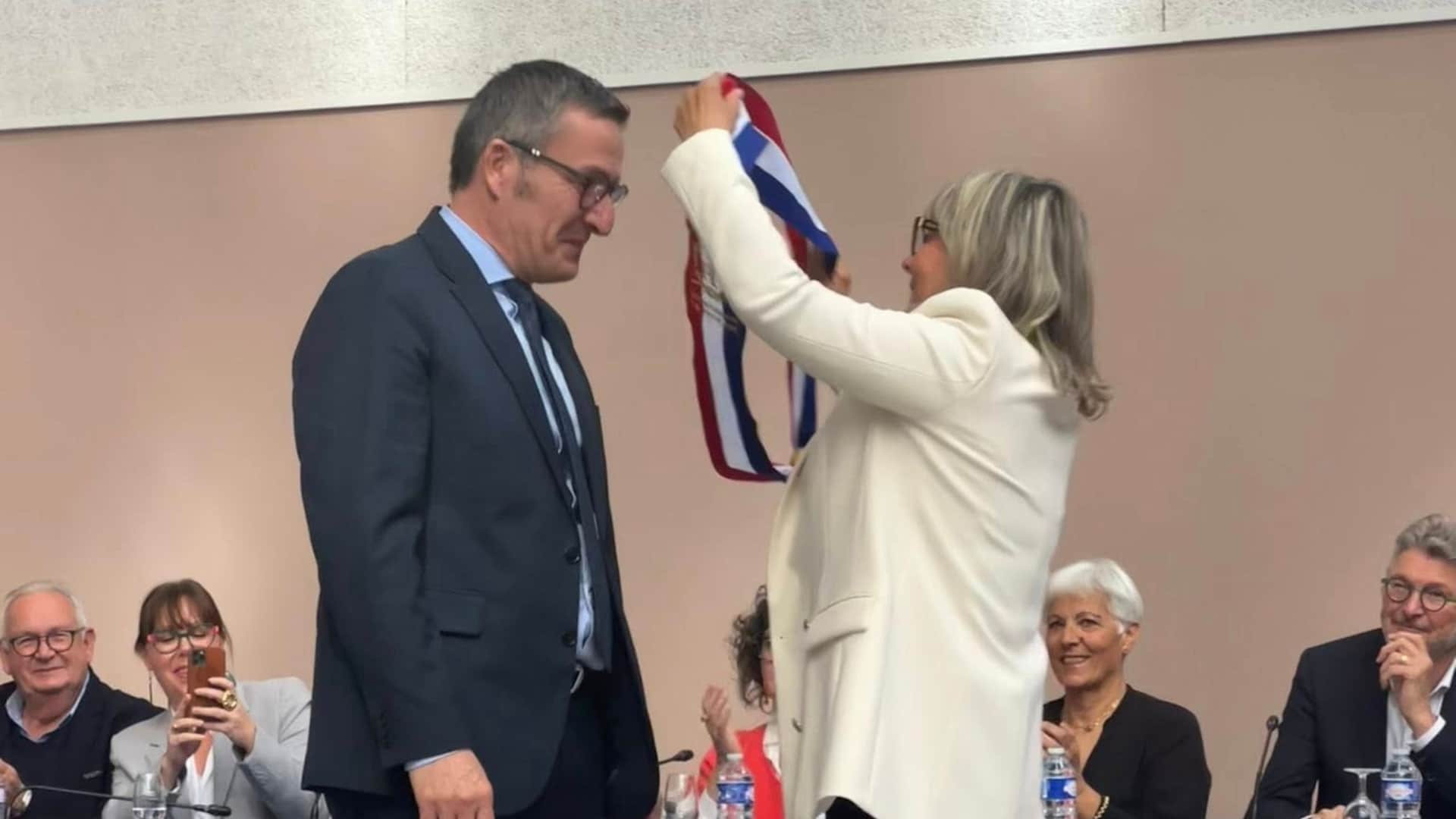 Quelques jours après le premier tour remporté de justesse, une requête en annulation a été déposée devant le tribunal administratif de Montpellier. Les requérants dénoncent une série de manquements précis qui, selon eux, ont pu influencer un scrutin joué à 135 voix. À Frontignan, le résultat des municipales ne marque pas la fin du processus électoral. Deux requérants, à la fois candidats et électeurs, ont saisi le tribunal administratif afin de contester la validité du scrutin du 15 mars, remporté dès le premier tour par la liste conduite par Michel Arrouy. Leur argumentation repose d’abord sur le contexte même de l’élection. L’écart de 135 voix ayant permis de franchir la majorité absolue est au cœur de la démarche. Dans une telle configuration, ils estiment que toute irrégularité, même limitée, est susceptible d’avoir modifié l’issue du vote. Le premier grief concerne la diffusion d’un message à caractère électoral en période interdite. Le 14 mars au matin, soit la veille du scrutin, une publication relayant le bulletin de vote de la liste Arrouy accompagnée d’une incitation explicite à l’utiliser aurait été diffusée en ligne. Ce type de communication, intervenant dans une période où toute propagande est proscrite, est présenté comme une atteinte directe aux règles encadrant la fin de campagne. Le second point porte sur l’intervention d’une agente publique dans la campagne. Une directrice d’établissement scolaire serait apparue dans une vidéo de soutien à la liste sortante en mentionnant sa fonction. Les requérants considèrent que cette prise de position publique, associée à une autorité professionnelle, contrevient à l’obligation de réserve et est susceptible d’influencer un public élargi, notamment des familles et des électeurs concernés par l’établissement. Le recours évoque également le maintien d’affichages électoraux visibles pendant la période d’interdiction. Des supports de campagne seraient restés exposés le 14 mars, notamment sur la place Jean Jaurès et dans des locaux identifiés, à un moment où la visibilité de ces messages aurait été renforcée par l’affluence liée au marché hebdomadaire. Un quatrième élément concerne la configuration du local de campagne. Les requérants décrivent un dispositif de communication visible depuis l’espace public, combinant affiches, signalétique et éléments graphiques à caractère politique, maintenus au-delà de la période autorisée. Cette présence visuelle continue est présentée comme une forme de propagande indirecte. Le cinquième grief porte sur l’utilisation d’une association présentée comme citoyenne. Selon les éléments avancés, cette structure aurait été mobilisée pour soutenir la majorité sortante, organiser des réunions et contribuer à la construction du projet municipal. Le fait que son siège corresponde à celui du local de campagne est mis en avant pour illustrer une possible confusion entre activité associative et action électorale. Enfin, les requérants dénoncent l’utilisation d’événements publics à des fins de communication politique. Des prises de parole lors de cérémonies ou de rassemblements organisés avec des moyens publics auraient permis de valoriser le bilan et de présenter des perspectives, à proximité immédiate du scrutin. Une pratique jugée contraire au principe d’égalité entre les candidats. Dans leur communiqué, les requérants résument leur démarche autour de quatre axes. Ils évoquent des communications électorales en période interdite, l’usage de moyens susceptibles de rompre l’égalité entre candidats, le détournement d’une structure associative à des fins politiques, ainsi que des actions pouvant influencer le vote en dehors du cadre légal. L’ensemble de ces éléments a été consigné dans un procès-verbal de commissaire de justice et transmis à la juridiction administrative. Les requérants indiquent agir dans une logique de respect du droit électoral et affirment faire confiance à la justice pour apprécier l’impact de ces faits sur la sincérité du scrutin. Le dossier est désormais entre les mains du tribunal administratif de Montpellier. Au regard du faible écart de voix, la question posée est simple mais déterminante. Ces irrégularités ont-elles pu, seules ou cumulées, influencer le résultat de l’élection.