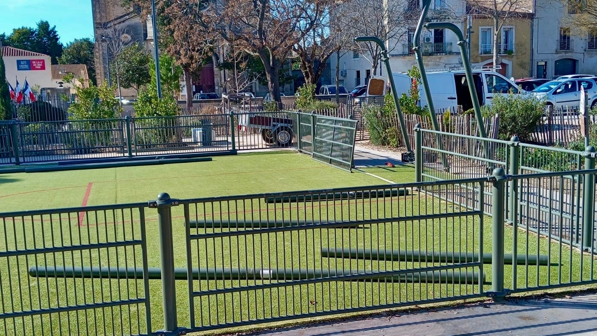 Gigean Stocklein déplace le city stade et se prend les pieds dans le programme de Marc Gonzalez