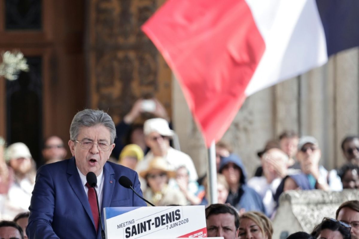 Mélenchon met la gauche au défi de le suivre ou de se taire