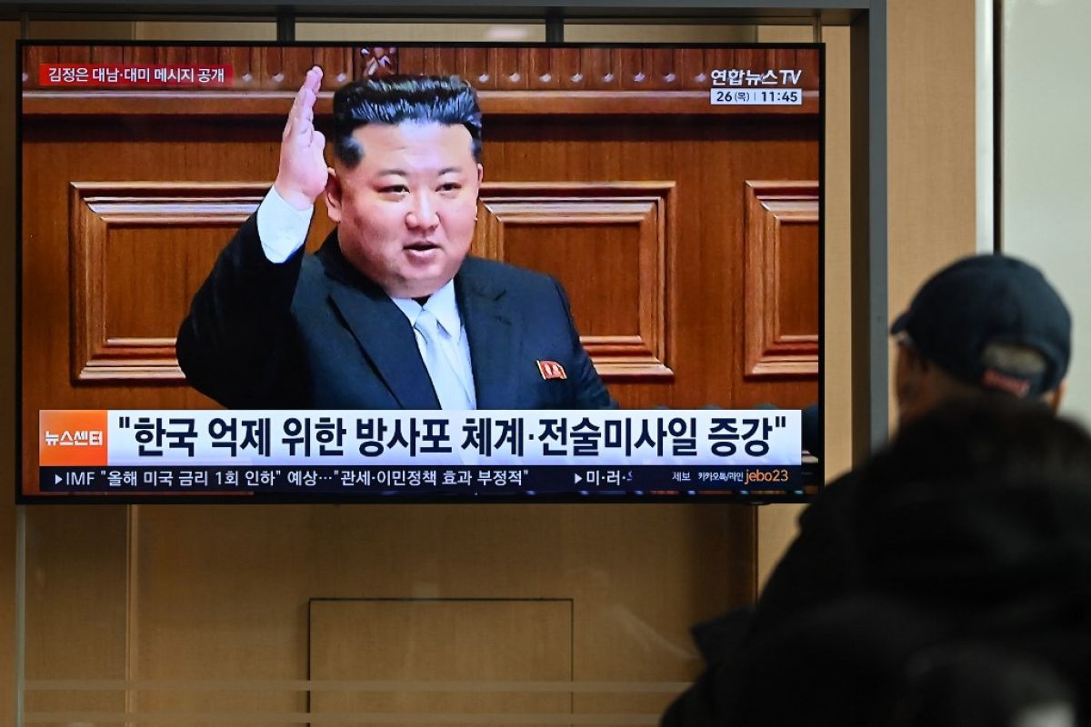 Kim Jong Un inaugure une nouvelle usine nucléaire et relance les tensions sur la scène internationale