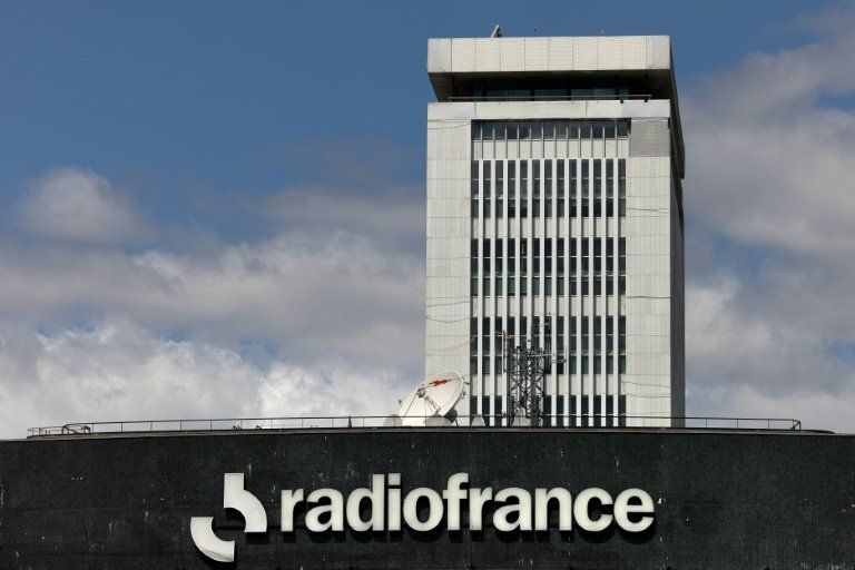 Sous les projecteurs la nuit, Radio France se fait taper sur les doigts