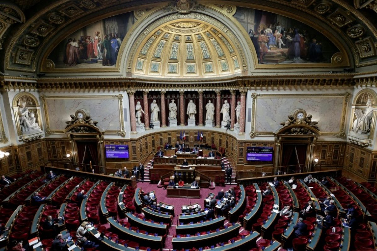 Le 1er-Mai au travail boulangers et fleuristes autorisés la réforme qui fâche revient au Sénat