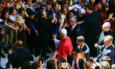 Léon XIV le pape qui fait le « six-seven » et discute avec Bad Bunny pour séduire les jeunes