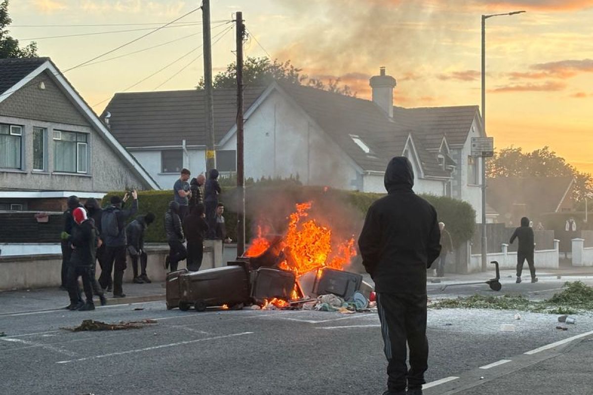 Irlande du Nord une nouvelle nuit de colère contre les migrants