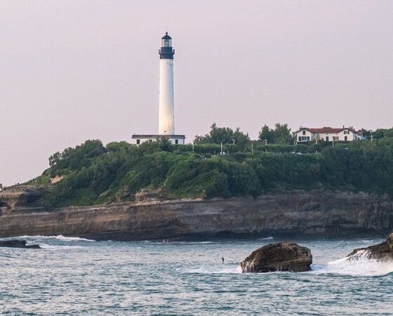 Un pan de falaise s’effondre à Biarritz : les secours abandonnent les recherches, un plongeur toujours porté disparu