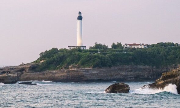 Un pan de falaise s’effondre à Biarritz : les secours abandonnent les recherches, un plongeur toujours porté disparu