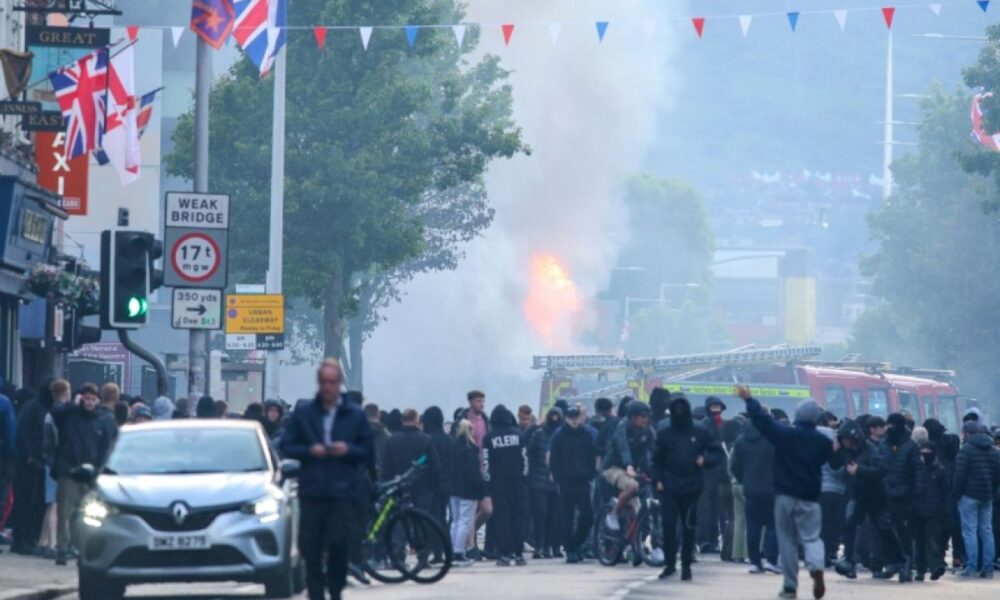 Belfast en flammes la colère anti immigrés déferle sur la ville
