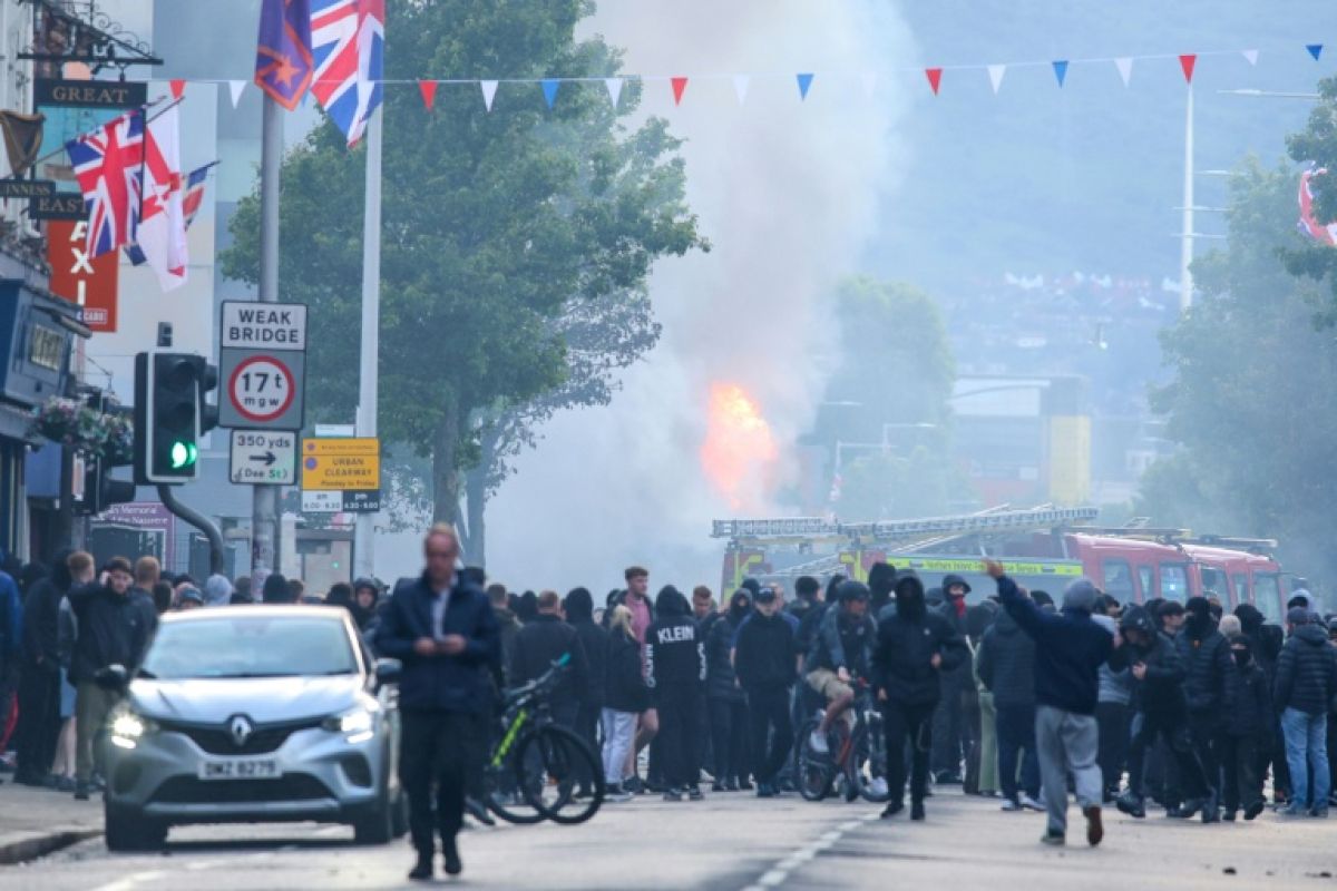 Belfast en flammes la colère anti immigrés déferle sur la ville
