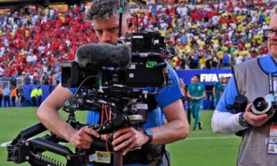 Choc violent au Mondial, un caméraman évacué en ambulance