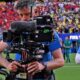 Choc violent au Mondial, un caméraman évacué en ambulance