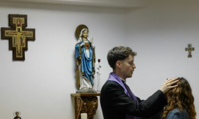 Des mains sur les fronts, des corps qui tombent et une Église qui s'inquiète