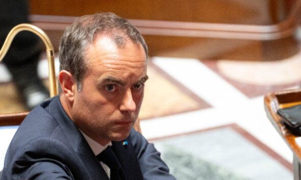 Un été sous tension : les ministres invités à ne pas s'éloigner