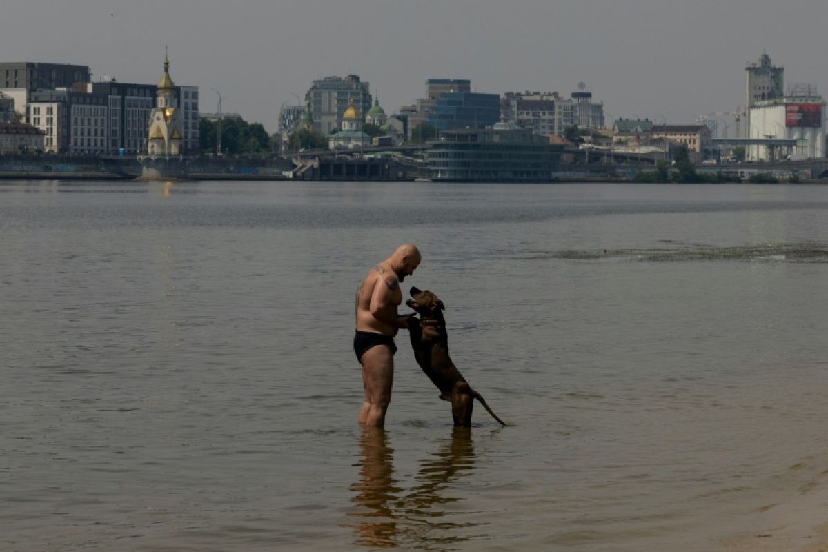 Chaleur extrême et bombes russes le dangereux été des plages ukrainiennes