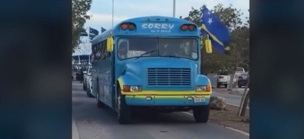 Le bus scolaire sans vitre de la plus petite nation du Mondial