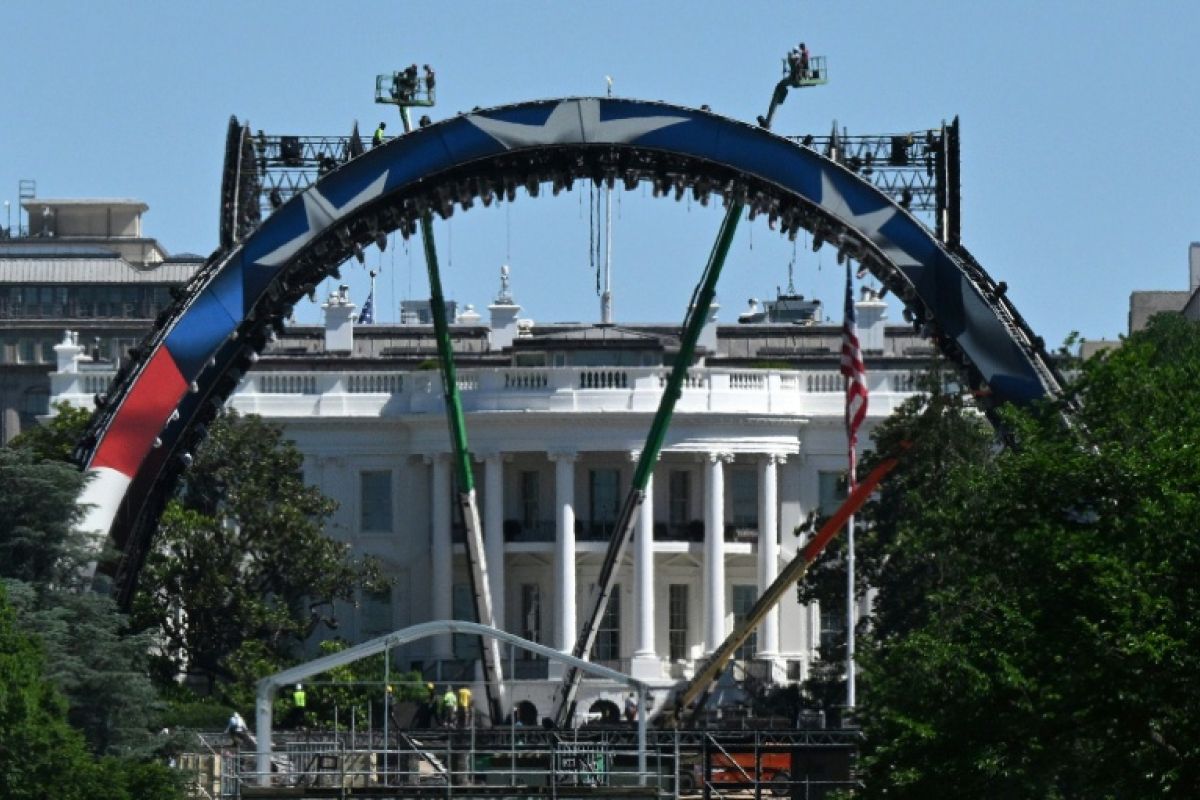 Un octogone géant sur la pelouse de la Maison Blanche pour les 80 ans de Trump