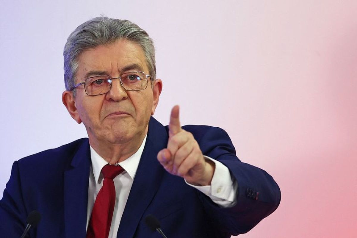 Mélenchon à Saint-Denis promet un grand changement et appelle à convertir trois électeurs