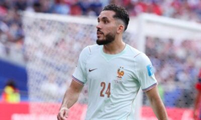 Rayan Cherki distribue les souvenirs made in Bleus depuis son balcon
