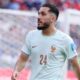 Rayan Cherki distribue les souvenirs made in Bleus depuis son balcon