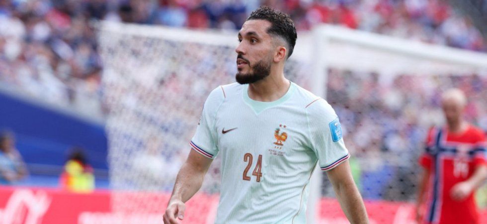 Rayan Cherki distribue les souvenirs made in Bleus depuis son balcon