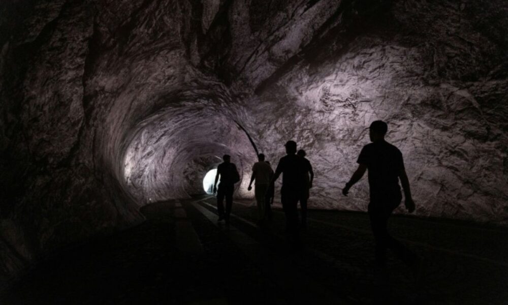 Paris se glisse dans une grotte géante sur le Pont-Neuf