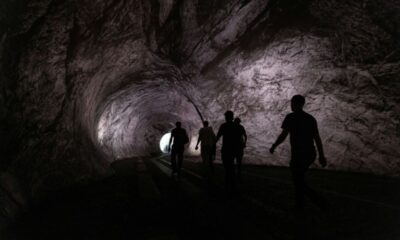 Paris se glisse dans une grotte géante sur le Pont-Neuf