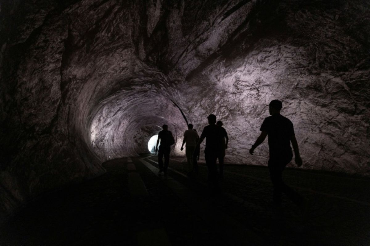 Paris se glisse dans une grotte géante sur le Pont-Neuf