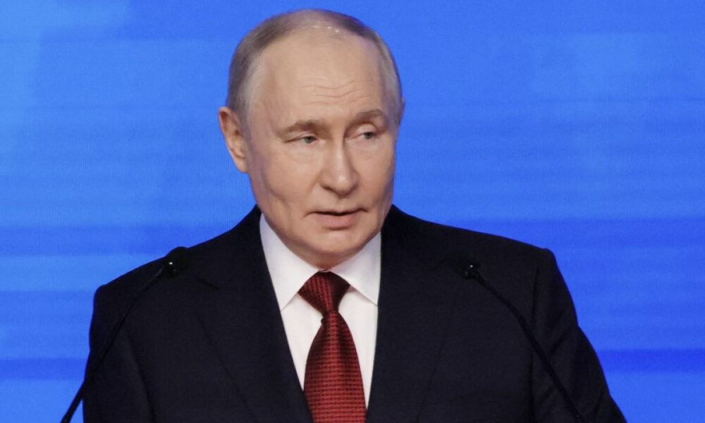 Kiev frappe les raffineries russes, les stations-service de Moscou saturent