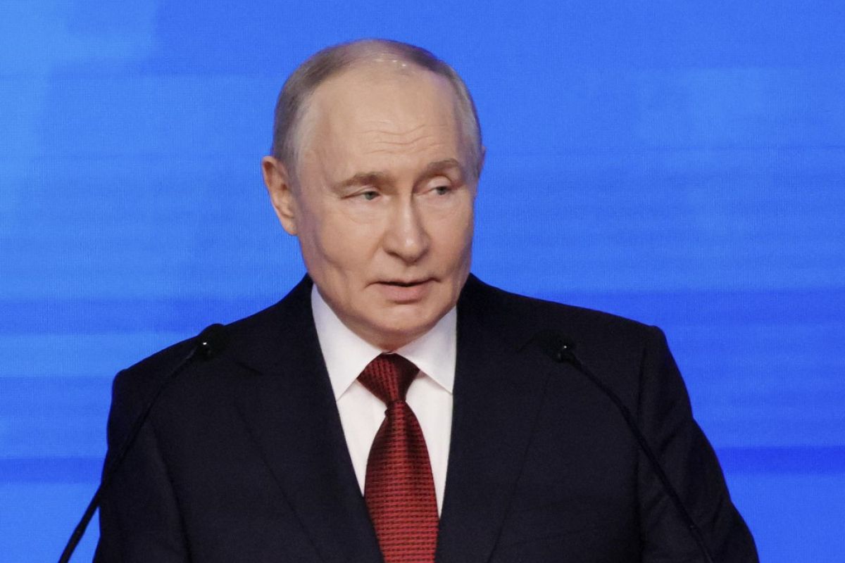 Kiev frappe les raffineries russes, les stations-service de Moscou saturent