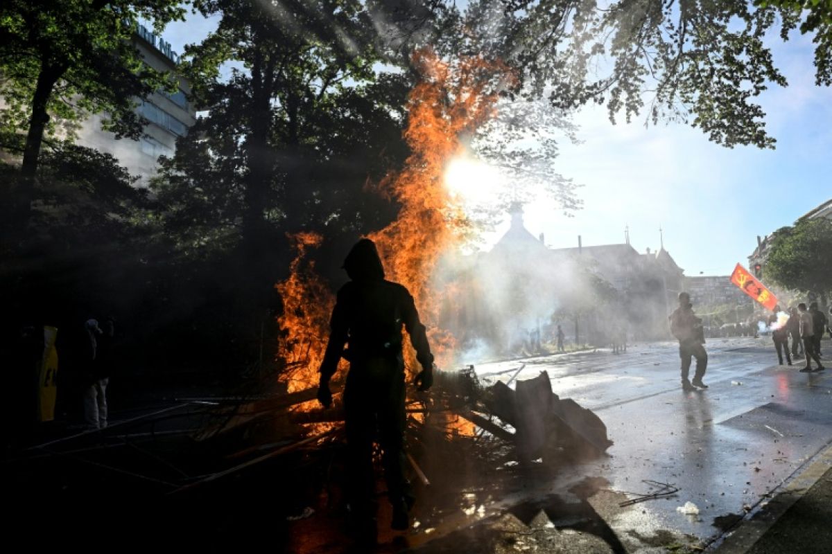 Genève sous tension à la veille du G7 des manifestants défient la police