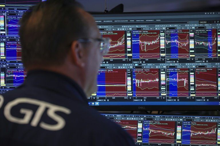Wall Street clôture en douceur, les semi-conducteurs boudés