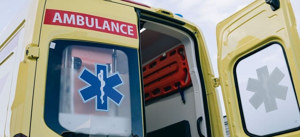 Un enfant de 4 ans chute du quatrième étage et se bat pour sa vie