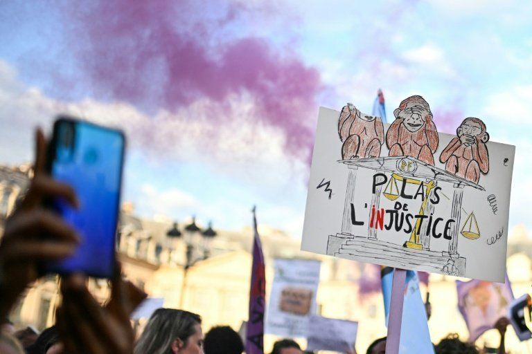 Quatrième lundi de mobilisation la rue exige une loi intégrale contre les violences sexuelles