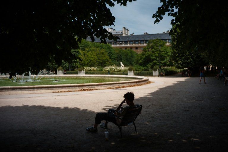 La France suffoque encore mais la vigilance baisse dans l'Ouest