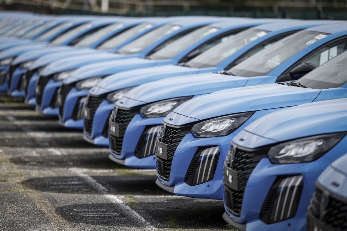 Le prix des voitures neuves flambe, les ventes s'effondrent
