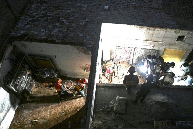 Le toit de leur classe s'effondre, 14 enfants n’y survivent pas