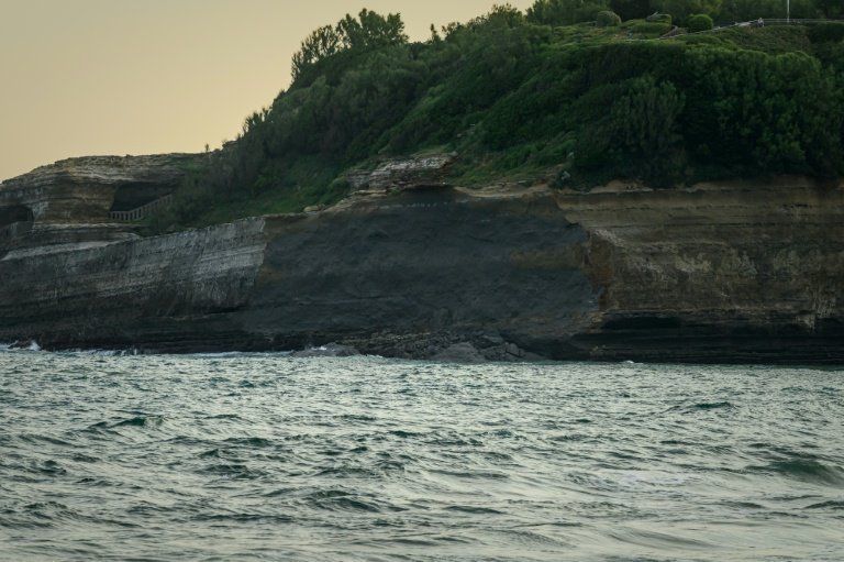 Un pan de falaise s'effondre sur des plongeurs à Biarritz les secours cherchent toujours un disparu