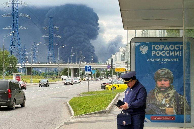 Moscou sous le feu des drones ukrainiens une raffinerie clé en flammes