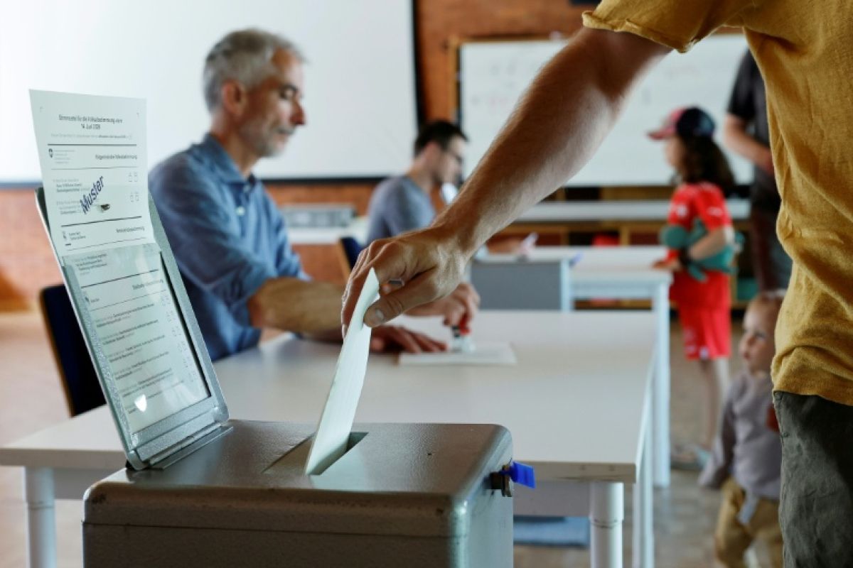 Les Suisses disent non au plafond migratoire et oui à un service militaire plus strict