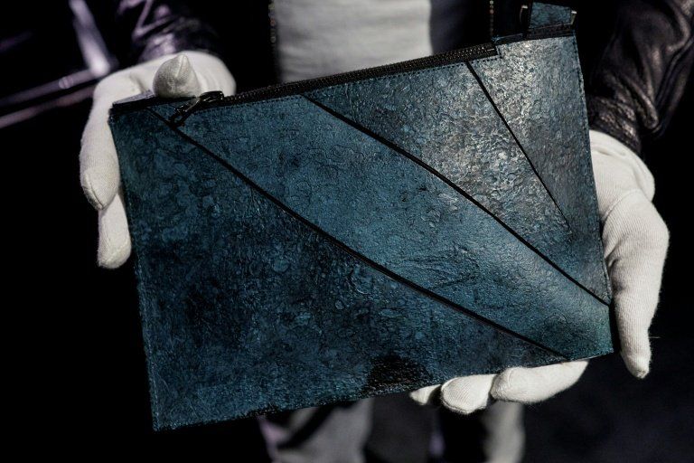 Le premier sac en cuir de T-Rex reste sur les bras de son créateur
