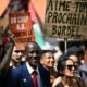 Des milliers de marcheurs contre le racisme défient la canicule à Paris