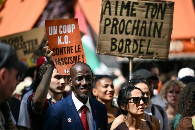 Des milliers de marcheurs contre le racisme défient la canicule à Paris
