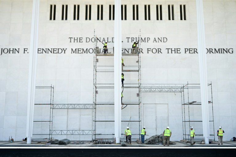 Le nom de Trump dégringole du Kennedy Center à Washington