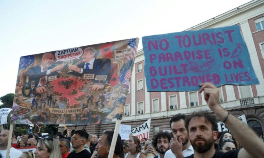 Des milliers d’Albanais crient « non » à un projet touristique XXL lié à la famille Trump