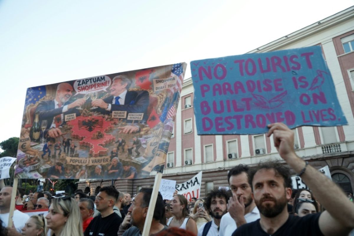 Des milliers d’Albanais crient « non » à un projet touristique XXL lié à la famille Trump