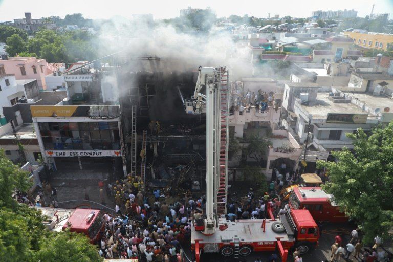 Un immeuble étudiant ravagé par les flammes dans le nord de l'Inde, 14 jeunes tués