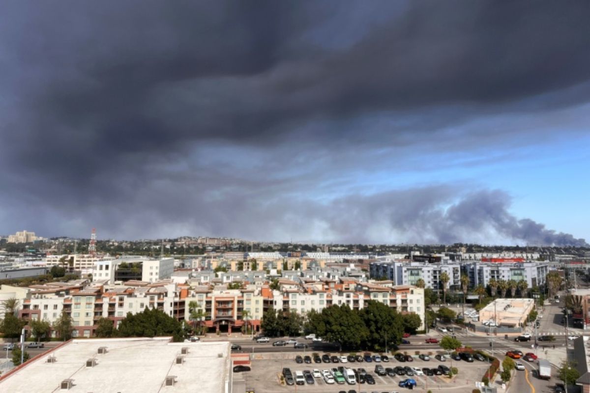 L'incendie géant qui étouffe Los Angeles sous une fumée noire